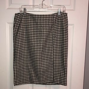 White House Black Market Black and White Houndstooth Pencil Skirt